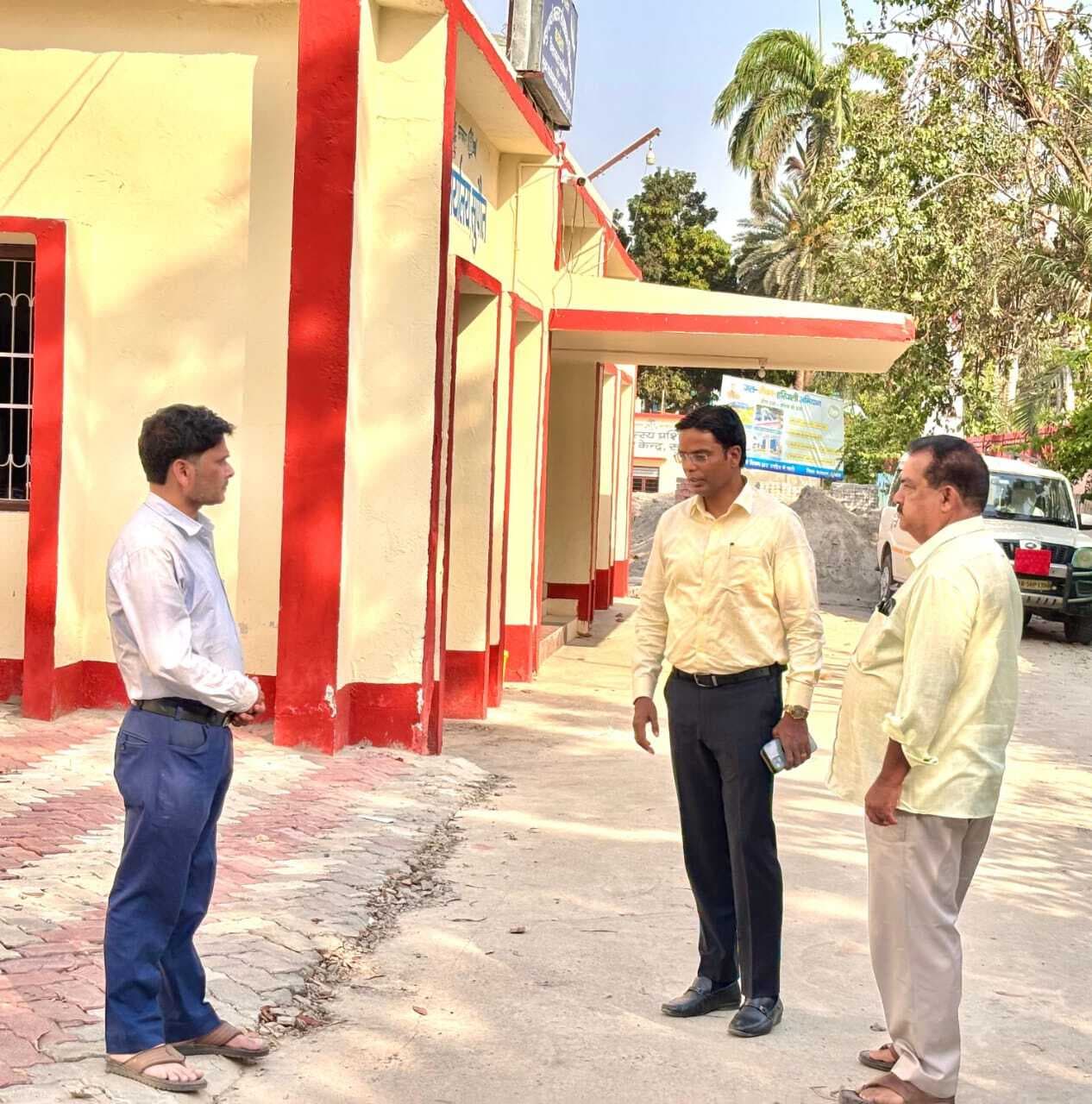 नगर भवन परिसर व निर्माणाधीन आवासीय भवनों का जिलाधिकारी ने किया निरीक्षण