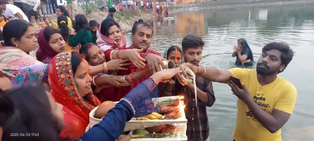 चैती छठ पूजा के तीसरे दिन डूबते सूर्य को दिया गया अर्घ्य