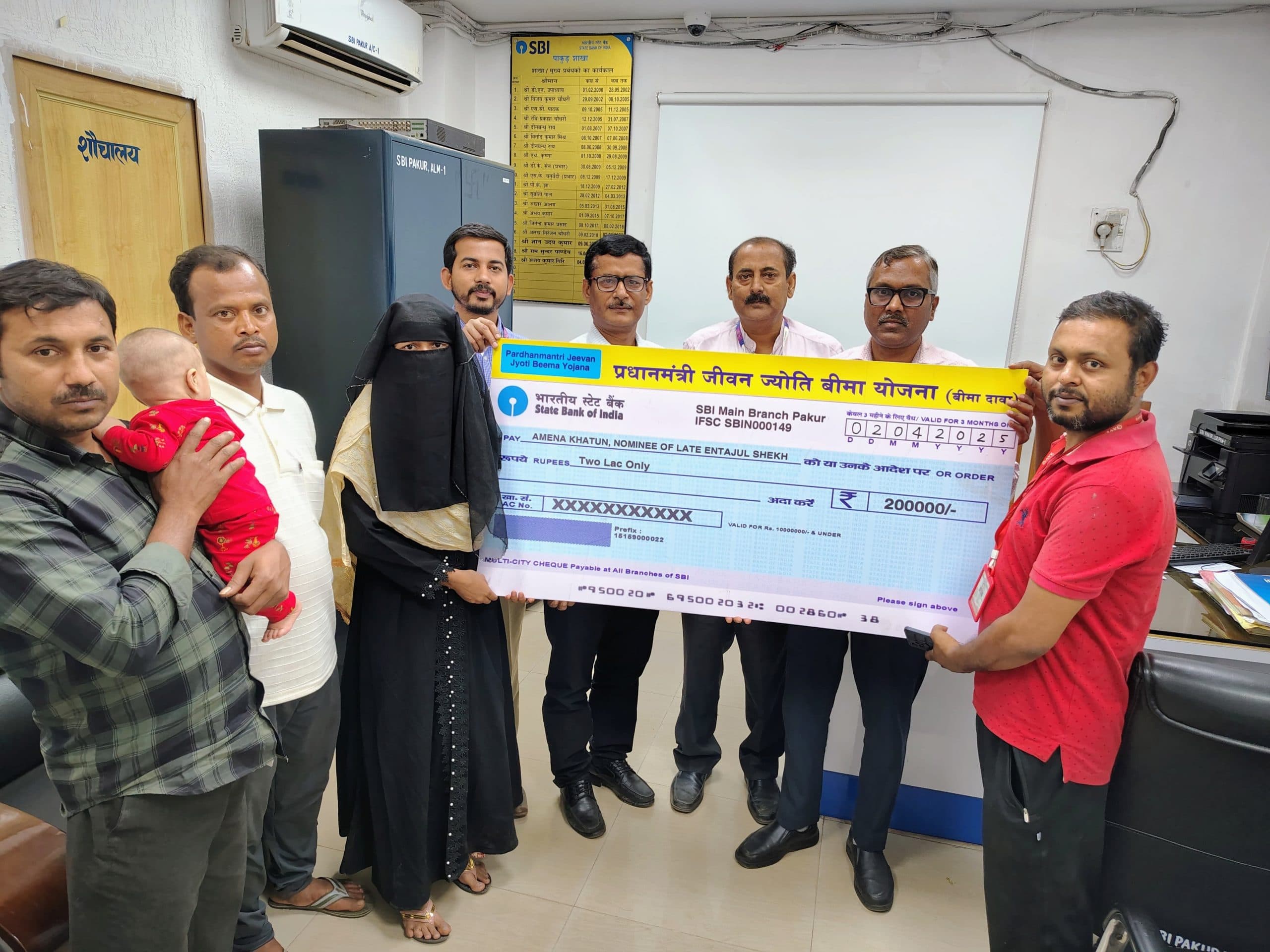 एसबीआइ ने दो लाख के चेक का किया वितरण