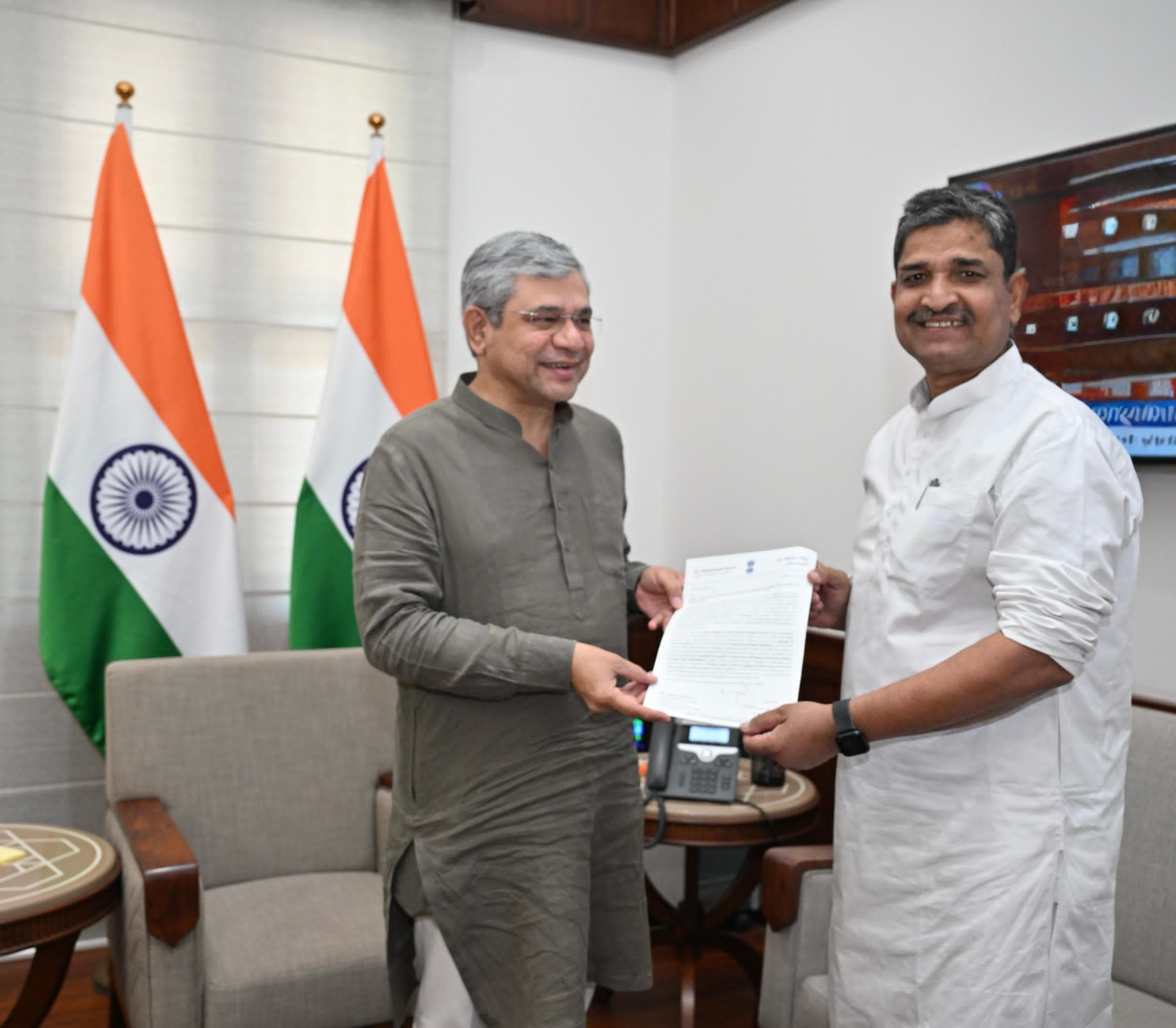 केंद्रीय रेले मंत्री से मिले सांसद, सौंपा मांग पत्र