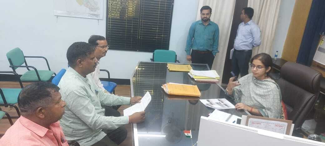 Jamshedpur News : एसडीओ से मिले बागबेड़ावासी, क्षेत्र की साफ-सफाई की मांग की