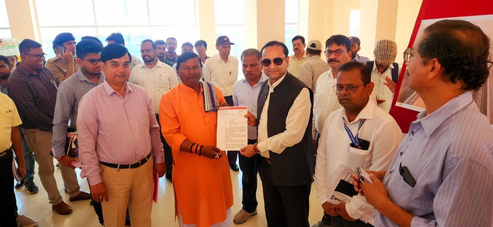 रेल संघर्ष समिति के अध्यक्ष ने जीएम को सौंपा ज्ञापन