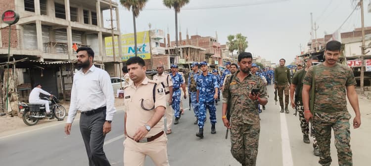 टिकारी में एसडीओ व डीएसपी ने निकाला फ्लैग मार्च