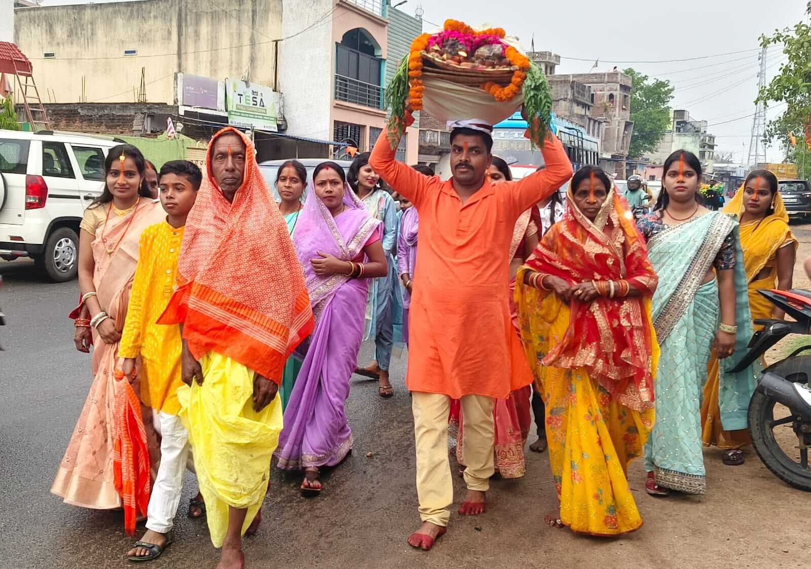 व्रतियों ने दिये अस्ताचलगामी सूर्य को अर्घ
