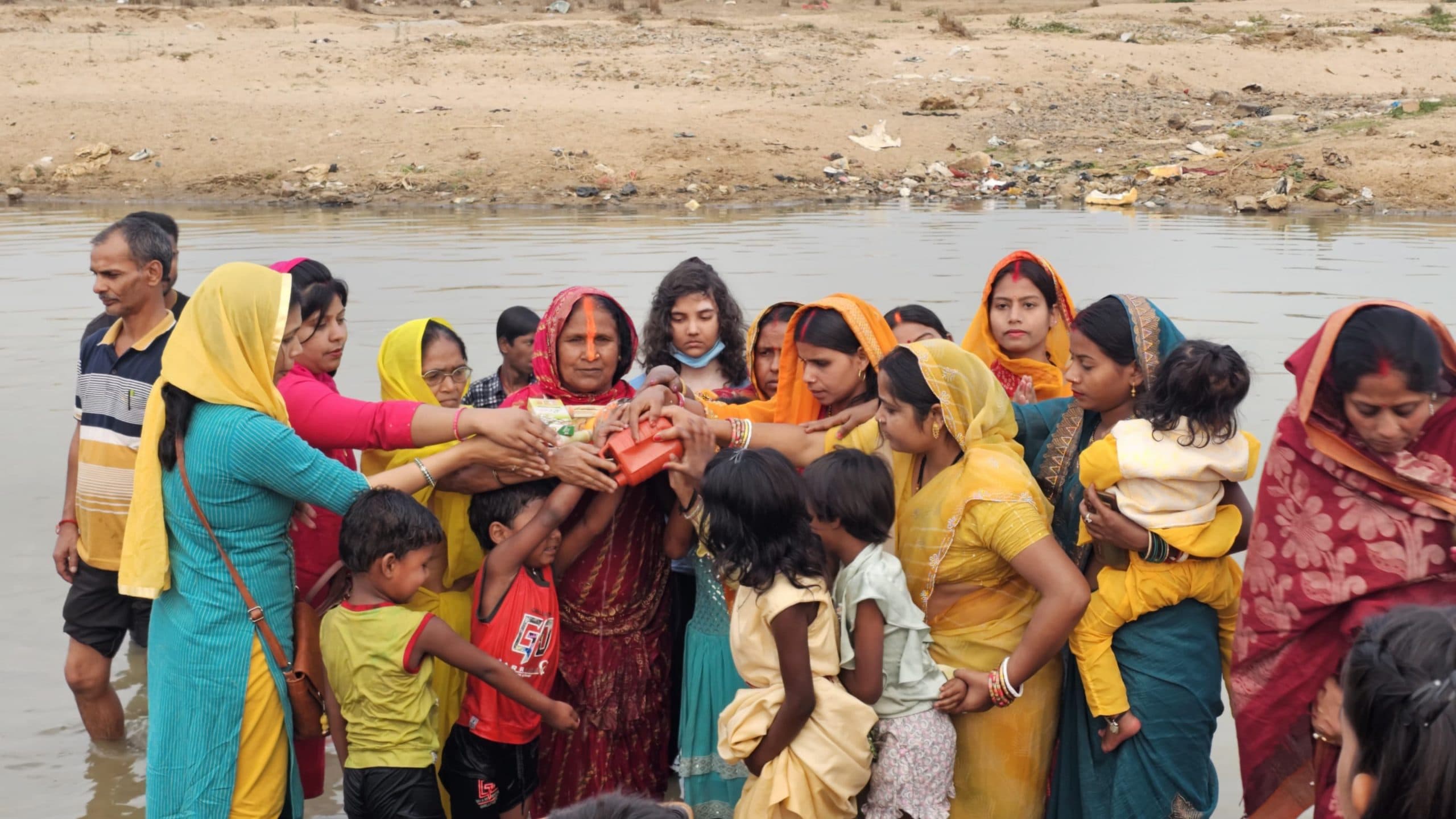 स्ताचलगामी सूर्य को व्रती व आमलोगों ने अर्घ्य देकर सुख-समृद्धि का किया कामना.