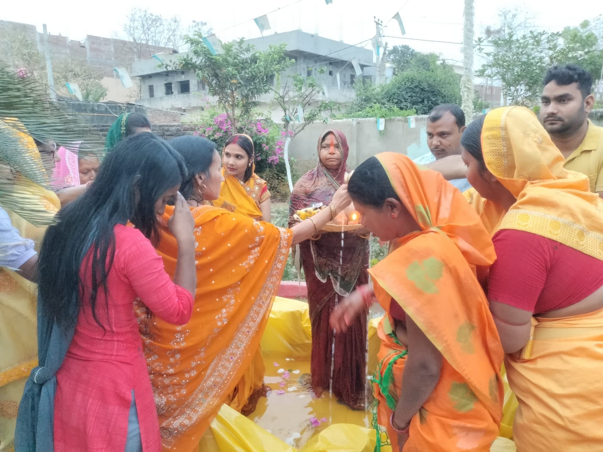 चैती छठ : श्रद्धालुओं ने अस्तचलगामी सूर्य को दिया अर्घ्य