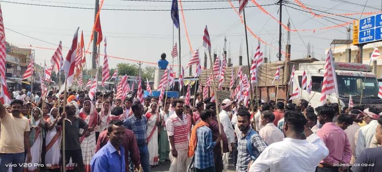 ग्रामीणों ने गिरफ्तारी की मांग को लेकर पिठोरिया चौक की जाम