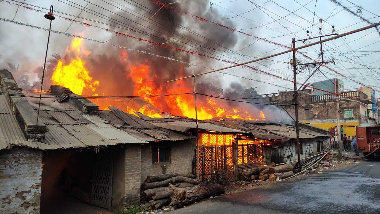लकड़ी मील में लगी आग, लाखों का नुकसान, चपेट में आये आसपास के मकान