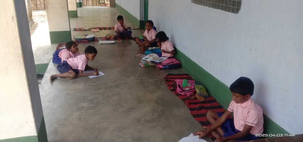 उत्क्रमित मध्य विद्यालय भतभंगा में बरामदे में नीचे बैठ कर पढ़ते हैं बच्चे