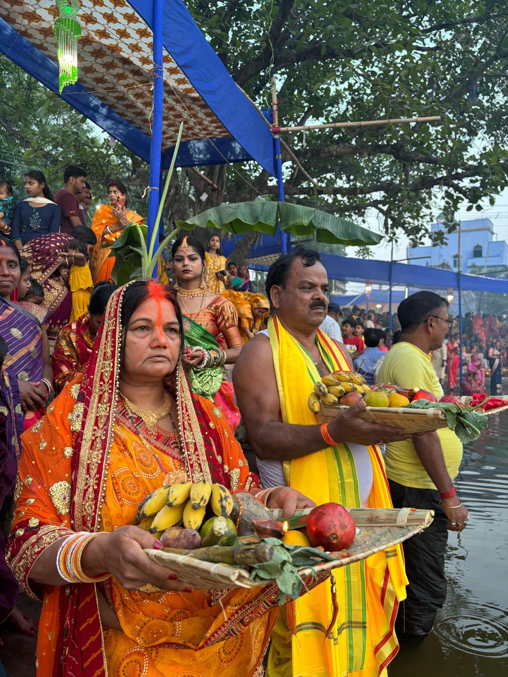 उग हो सूरज देव भइले बिहान.. गीत से गूंज रहा क्षेत्र