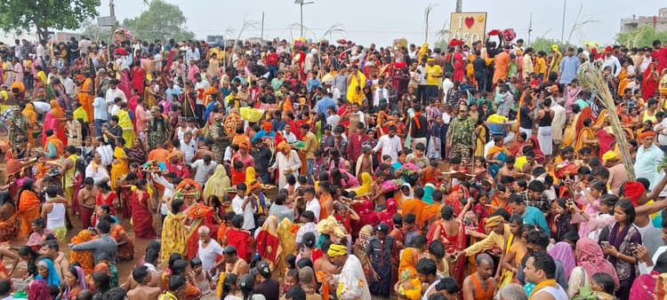 Aurangabad News ; छह लाख व्रतियों ने डूबते सूर्य को दिया अर्घ