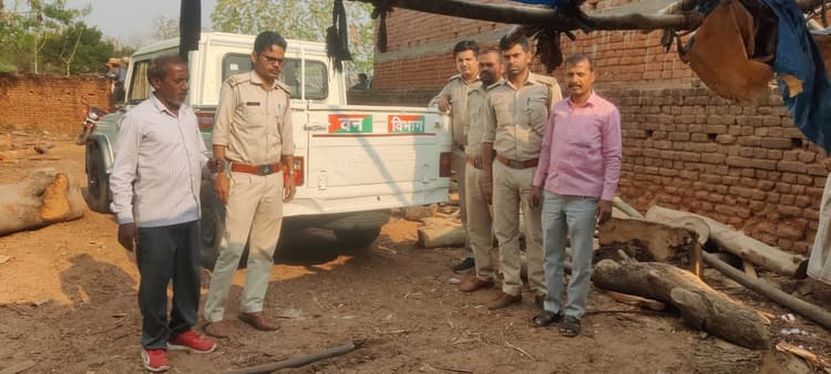 Deoghar news : वन विभाग ने मारा छापा, अवैध आरा मिल से लकड़ियां कीं जब्त