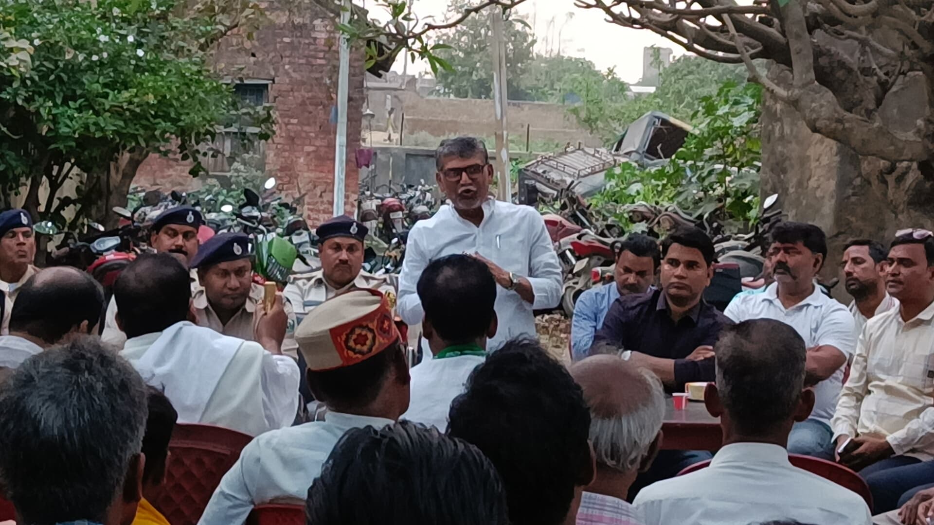 Bhagalpur news डीजे पर प्रतिबंध, जुलूस के लिए लाइसेंस अनिवार्य व हथियार प्रदर्शन पर रोक