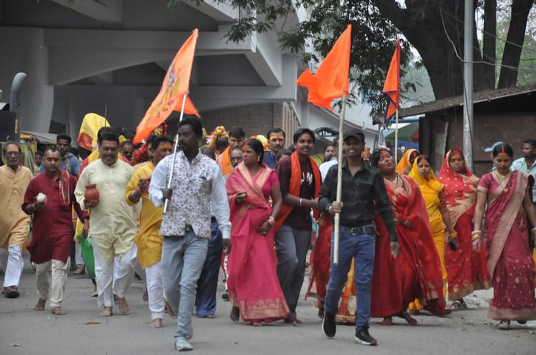 ranchi news : श्री चैती दुर्गा पूजा समिति डोरंडा में कोला बोऊ और कलश स्थापना