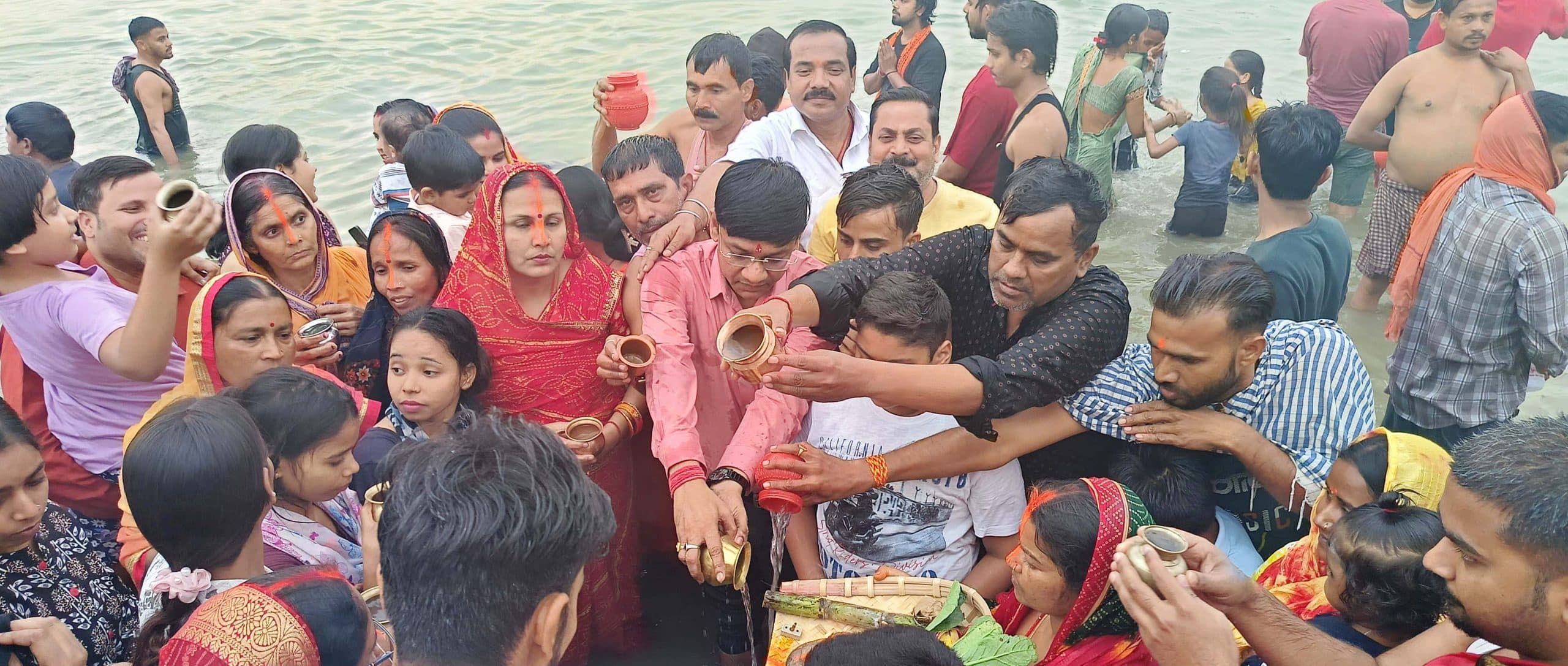 Bhagalpur news चैती छठ : अर्घ देने गंगा तट पर उमड़ी भीड़, उदीयमान सूर्य को अर्घ आज