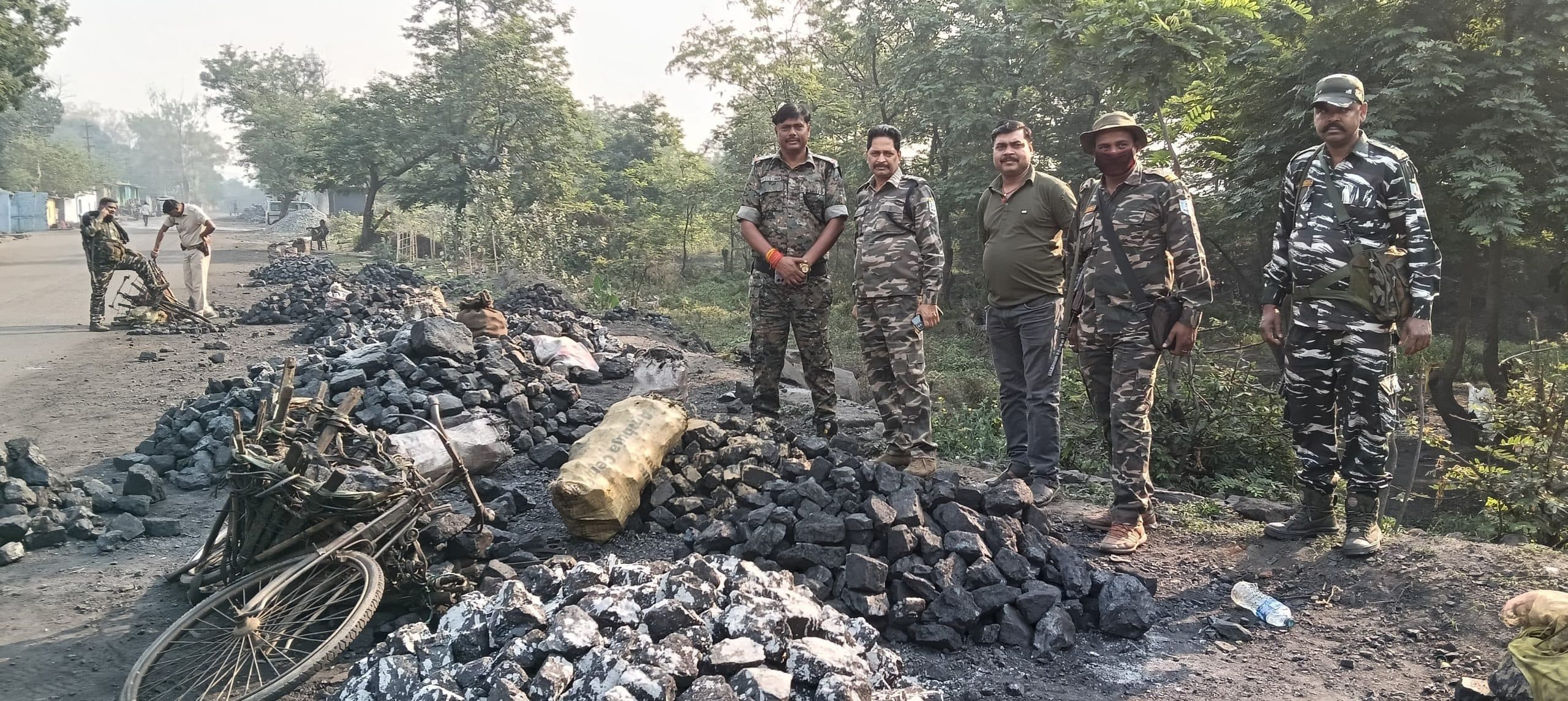 Bokaro News :बेरमो के विभिन्न जगहों से 300 टन अवैध कोयला जब्त