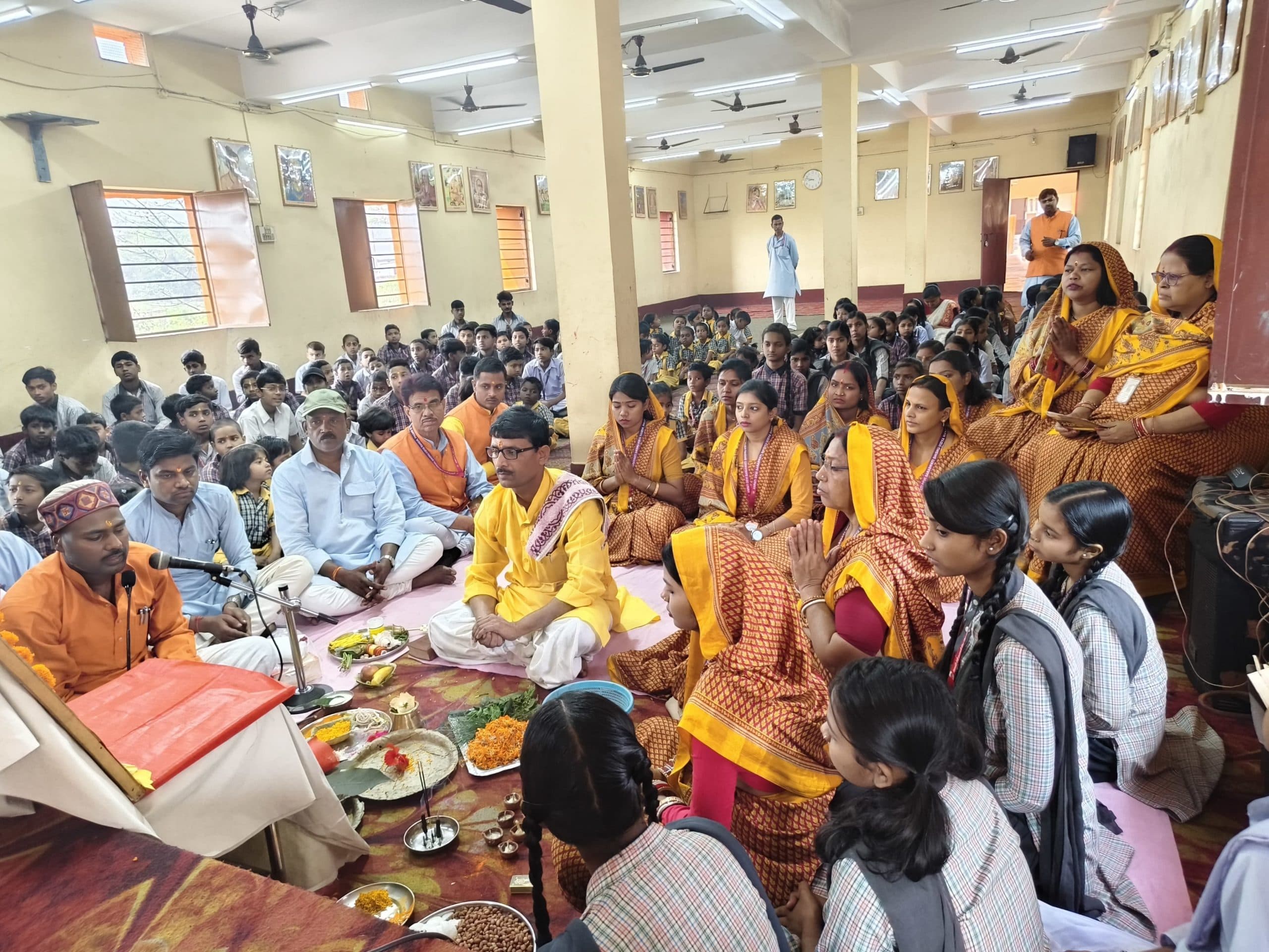 Bokaro News : तिलक लगा कर व फूल बरसा कर विद्यार्थियों का स्वागत