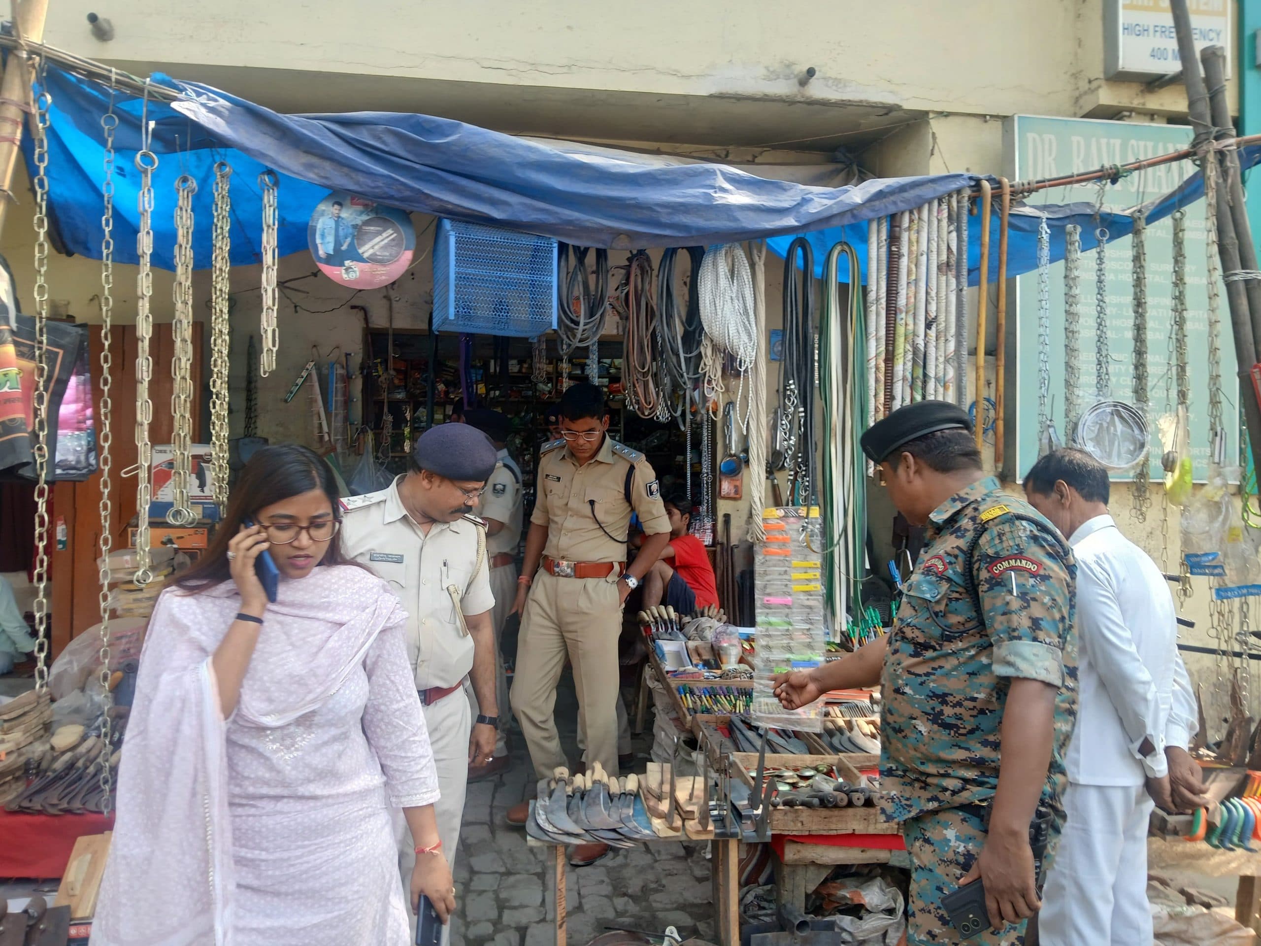 Motihari : रामनवमी को लेकर डीजे संचालकों, तलवार व छुरा-चाकू की दुकान पर छापेमारी