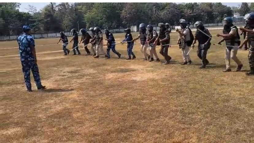 Motihari : उपद्रवियों से निपटने के लिए जवानों ने मॉक ड्रिल कर दंगाइयों को दी चेतावानी