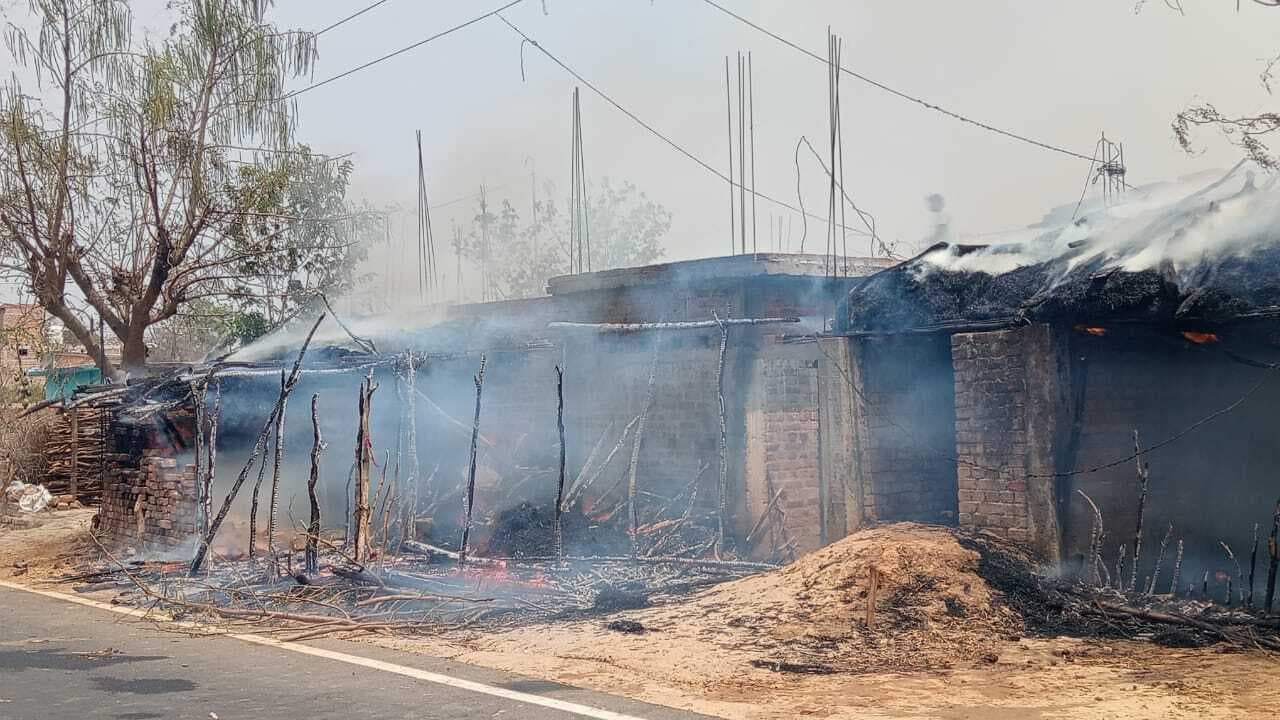 शॉर्ट सर्किट से दो घरों में लगी आग, सामान जल कर नष्ट