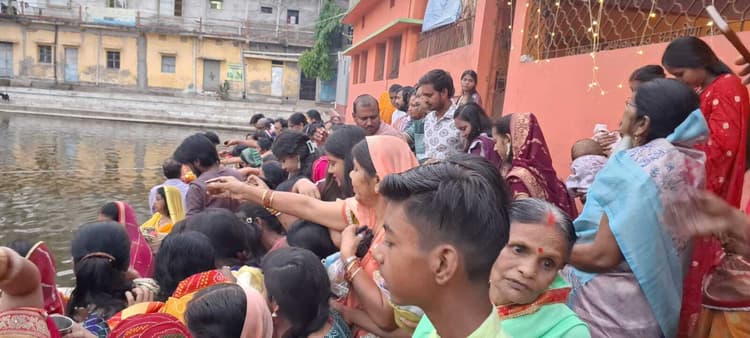 उदीयमान सूर्य को अर्घ्य देने के साथ ही चैती छठ का समापन