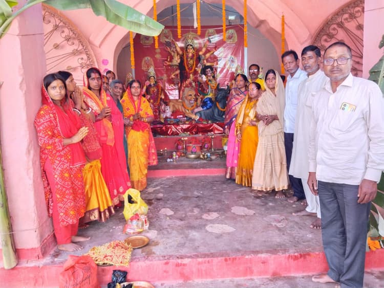 पट खुलते ही मां दुर्गा के दर्शन के लिए उमड़े श्रद्धालु
