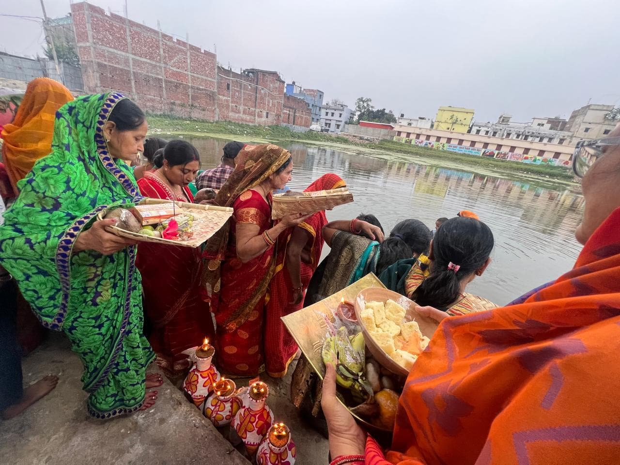 उदीयमान सूर्य को अर्घ देने के साथ ही संपन्न हुआ छठ पर्व