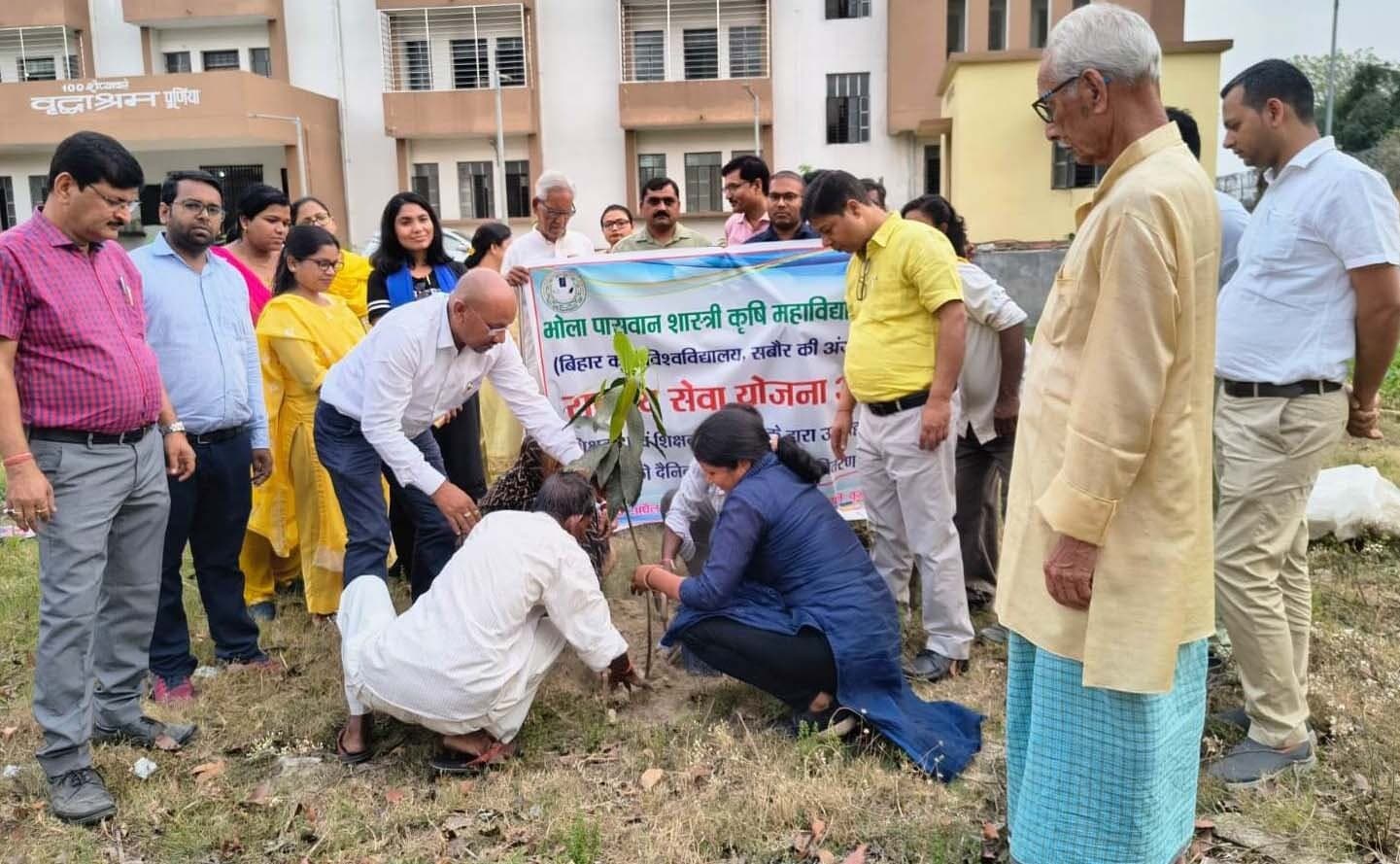 कृषि काॅलेज ने वृद्धाश्रम के बुजुर्ग को सम्मानित, किया पौधरोपण