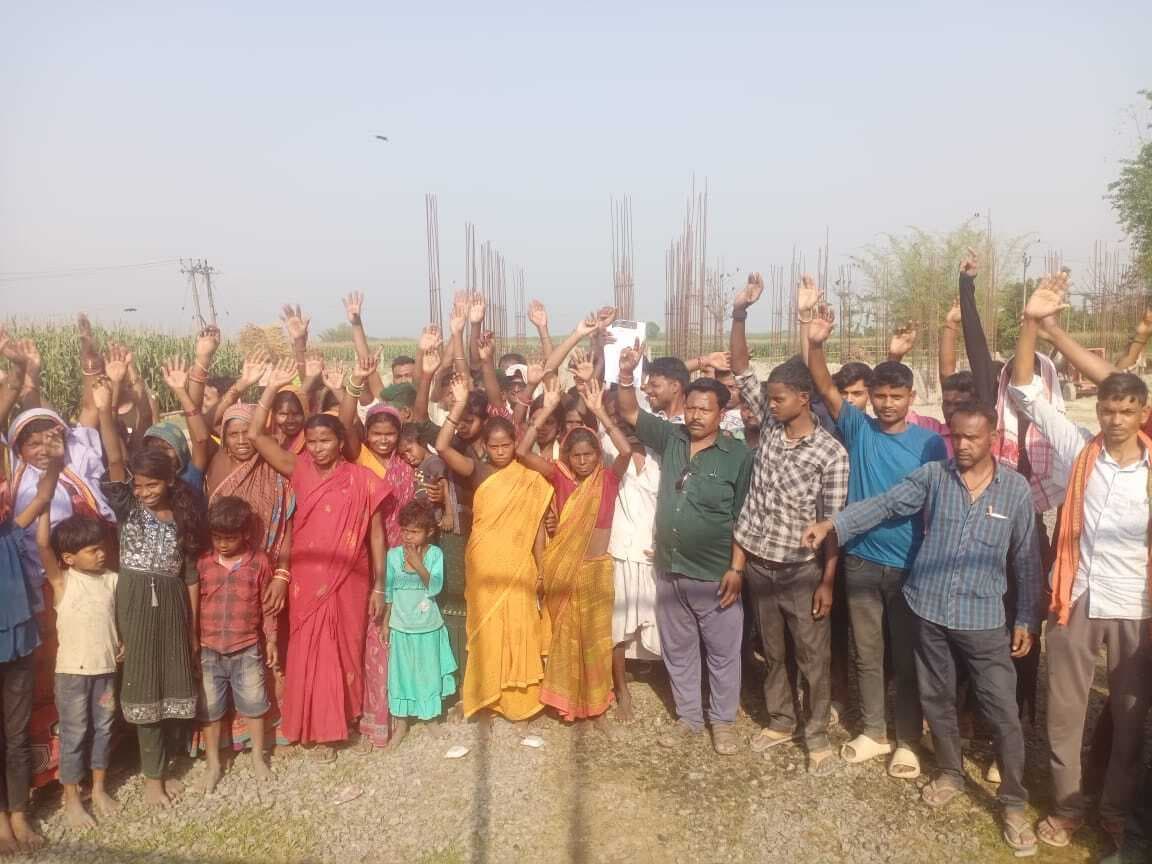 पंचायत सरकार भवन को लेकर गहराया विवाद, आदिवासी समुदाय ने लगाया जमीन पर कब्जे का आरोप