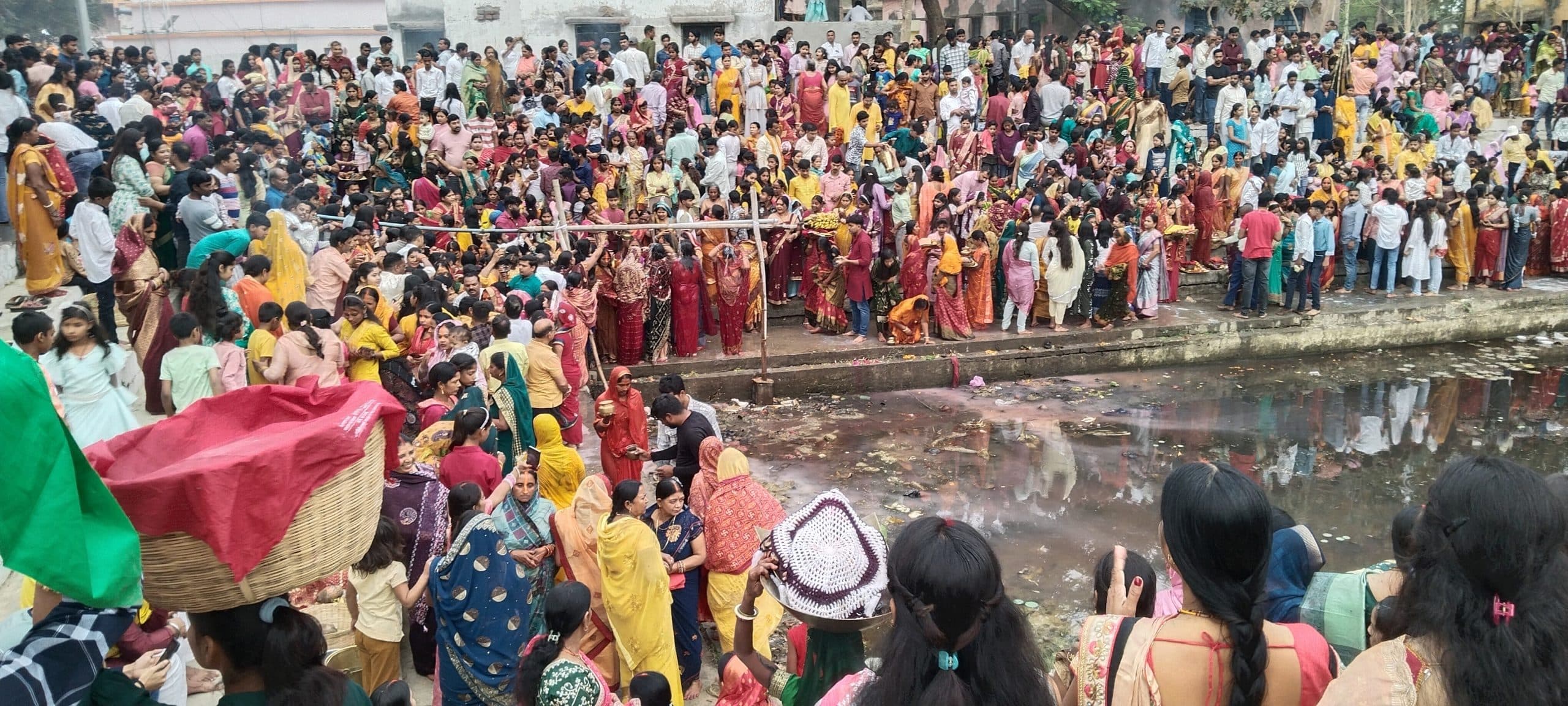 वजीरगंज के सभी घाटों पर उमड़ी रही भीड़