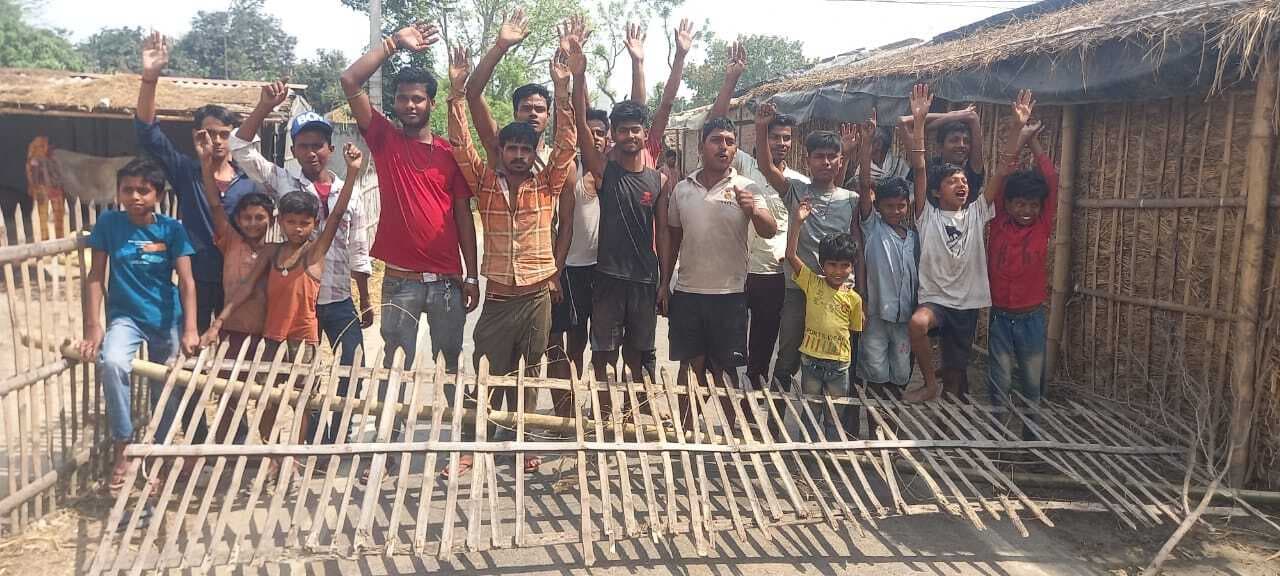 हाईटेंशन तार गिरने से दो गायें झुलसी, ग्रामीणों ने की सड़क जाम