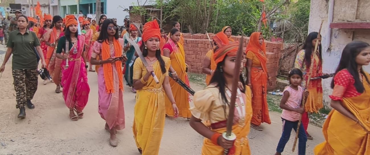 पारंपरिक शस्त्रों के साथ दुर्गा वाहिनी की सदस्यों ने निकाला जुलूस