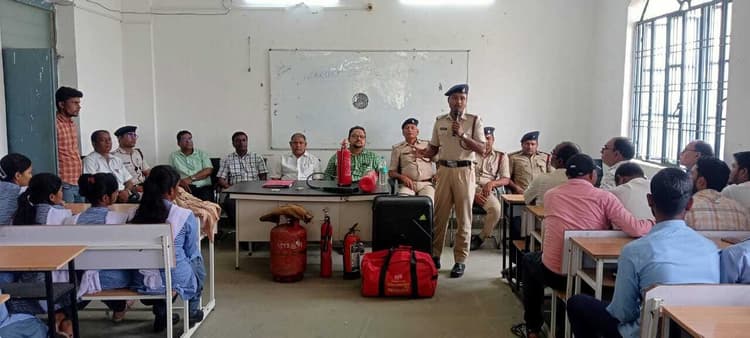 आइटीआइ बांका में माॅकड्रिल के जरिये आग से बचाव की दी जानकारी
