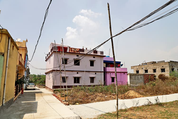 Jamshedpur news. कई मुहल्लों में बांस के सहारे दौड़ रही बिजली