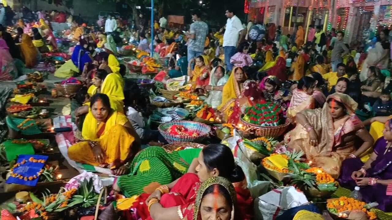 छठ घाट पर उमड़ा श्रद्धा का सागर, शतचंडी घाट पर गूंजे भक्तिगीत