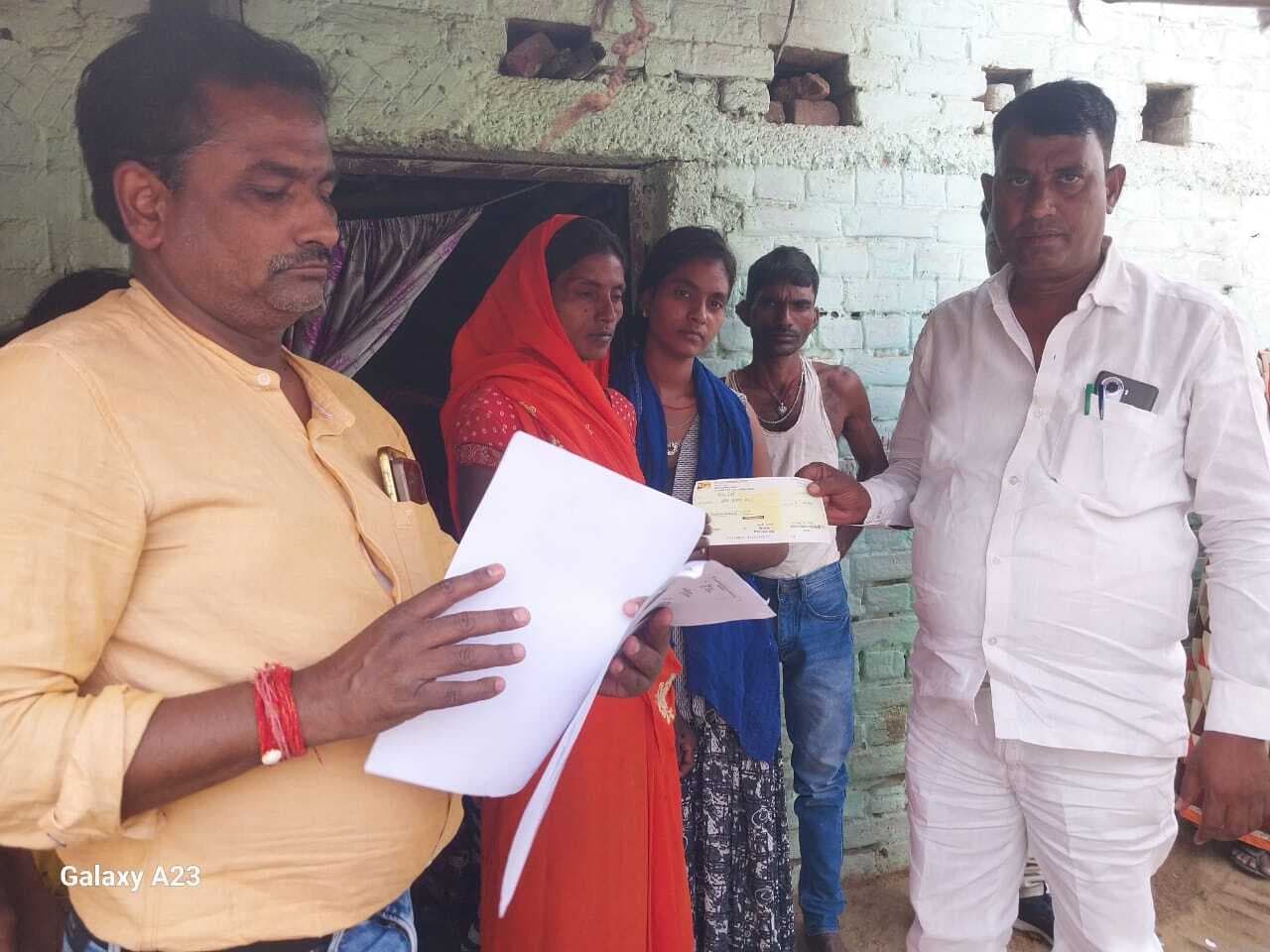 पीड़ित परिजनों को बीडीओ ने दिया मुआवजा