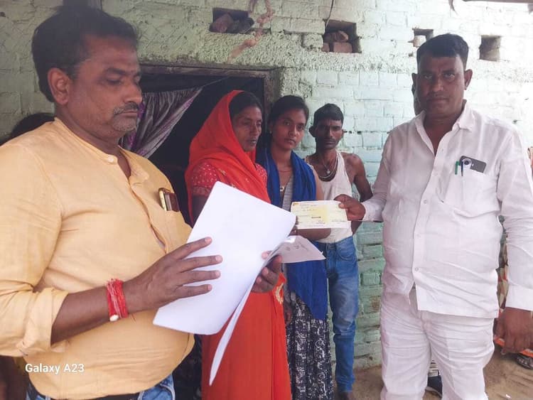 पीड़ित परिजनों को बीडीओ ने दिया मुआवजा