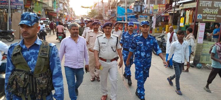 रामनवमी को लेकर पुलिस ने तरवा व वजीरगंज में निकाला फ्लैग मार्च
