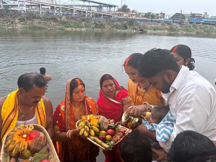 उदीयमान भगवान भास्कर को अर्घ्य देकर नेम निष्ठा के पर्व छठ का समापन