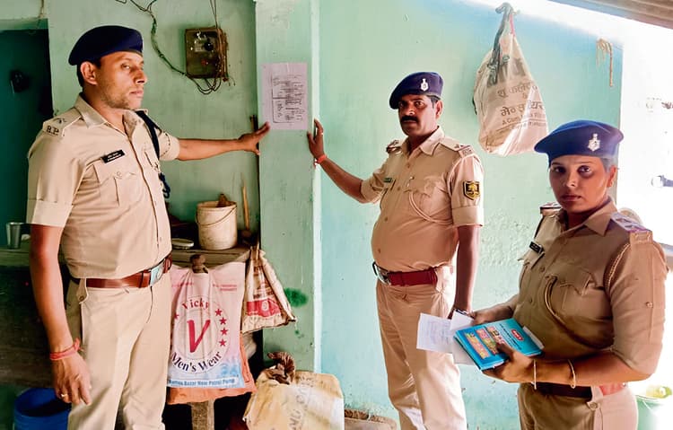 Gopalganj News : शिक्षक हत्याकांड में अप्राथमिकी अभियुक्त के घर पुलिस ने चिपकाया इश्तेहार