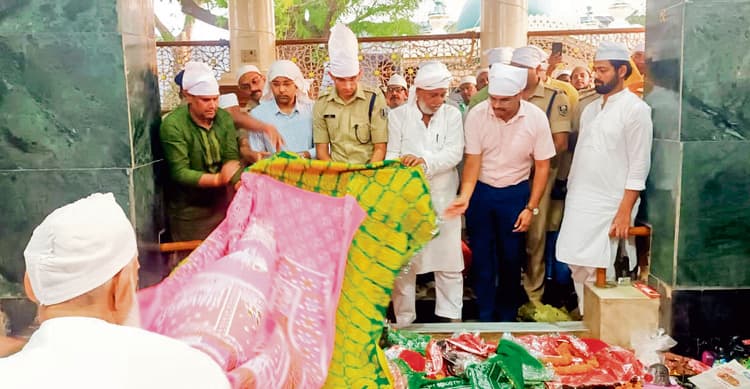 बाबा की मजार पर हुई चादरपोशी