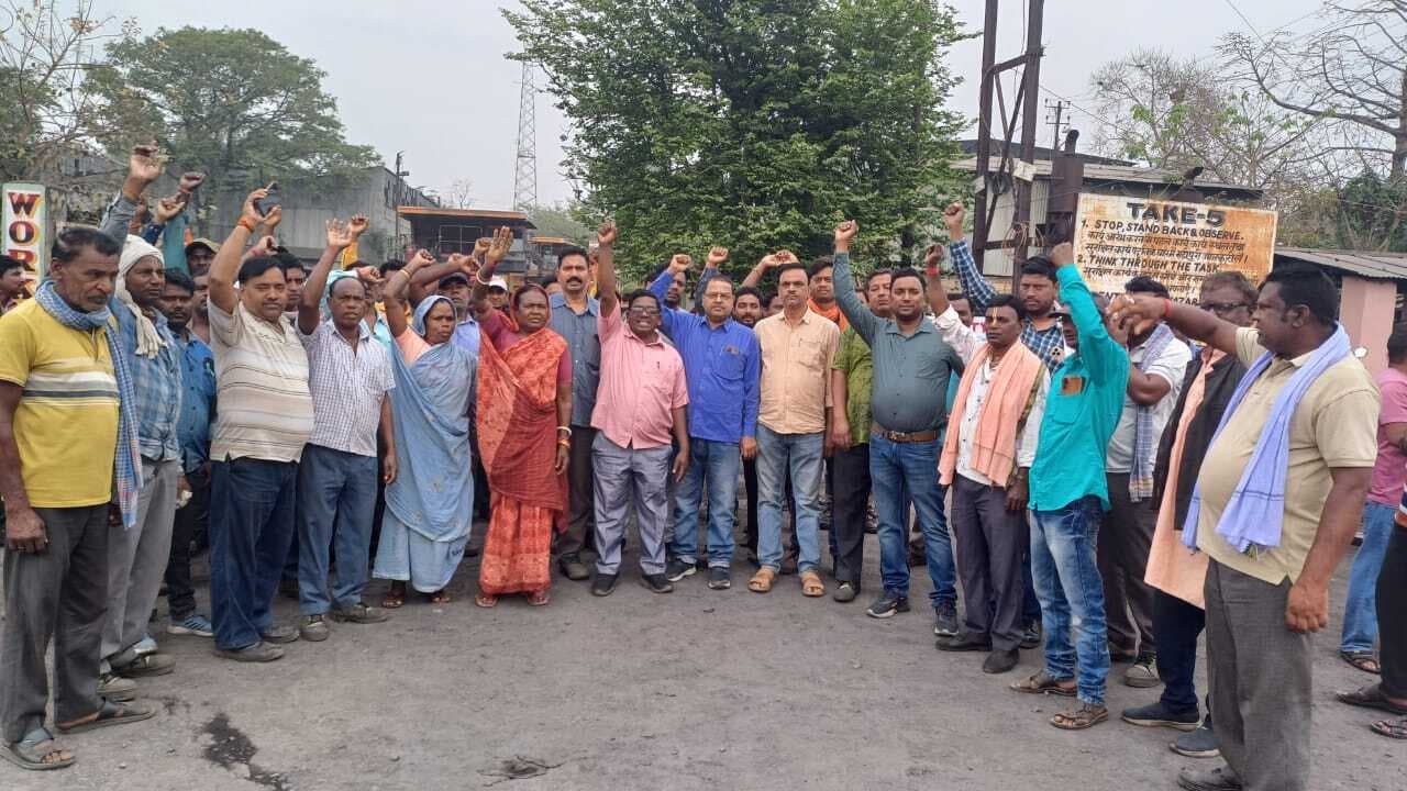 ओटी, संडे व होली डे का पैसा काटने के विरोध में यूनियन ने किया प्रदर्शन