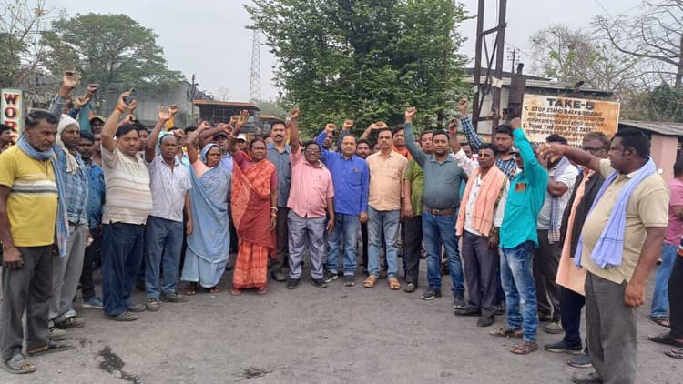 ओटी, संडे व होली डे का पैसा काटने के विरोध में यूनियन ने किया प्रदर्शन