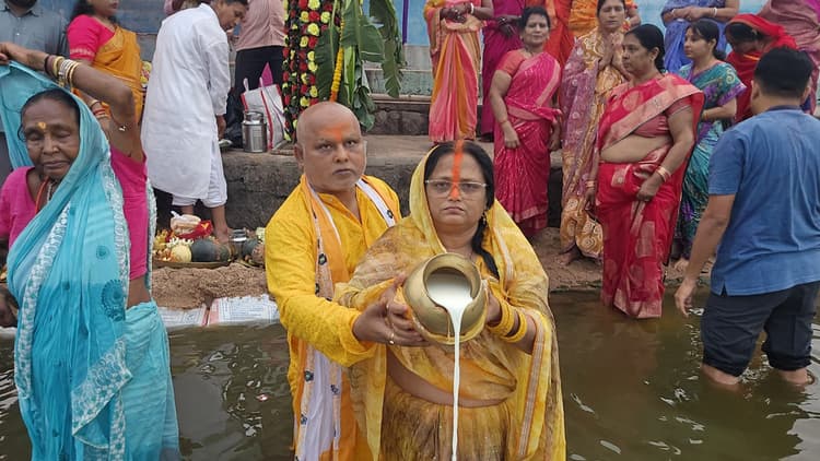 व्रतियों ने उदीयमान भगवान भास्कर को दिया अर्घ्य