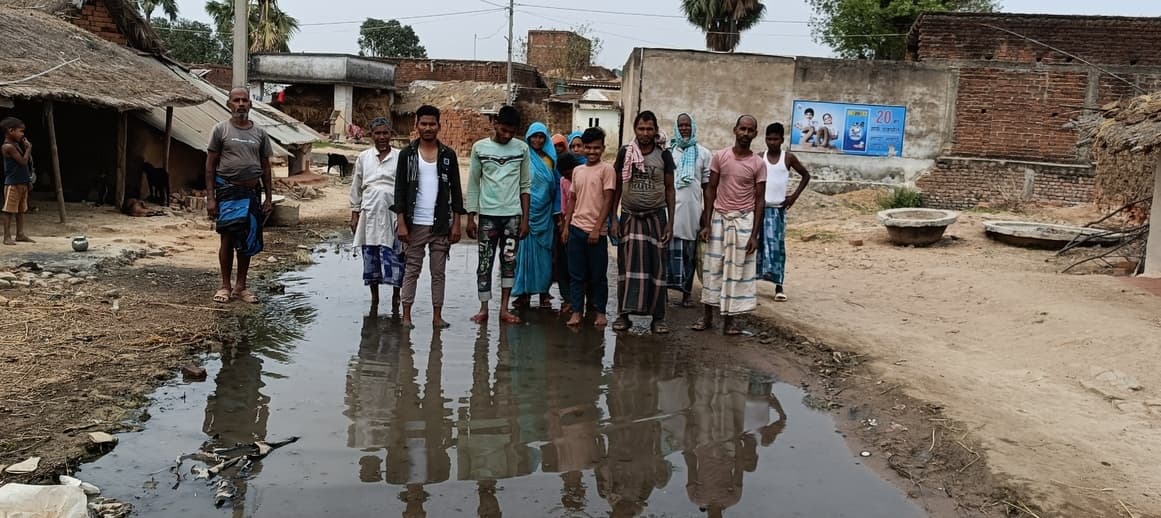 नाली के अभाव में सालों भर बहता गंदा पानी