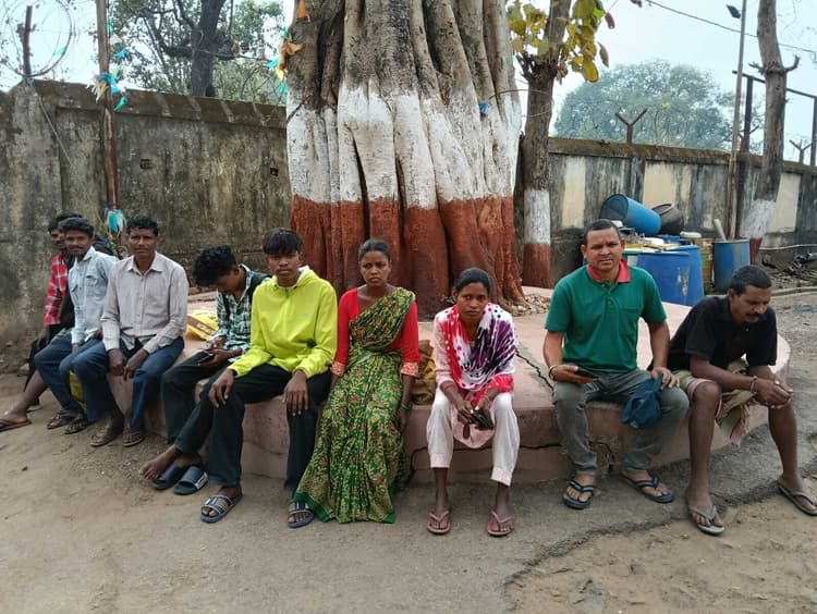 Saraikela News : खड़े ट्रैक्टर से टकरायी बाइक, दो की मौत, एक गंभीर