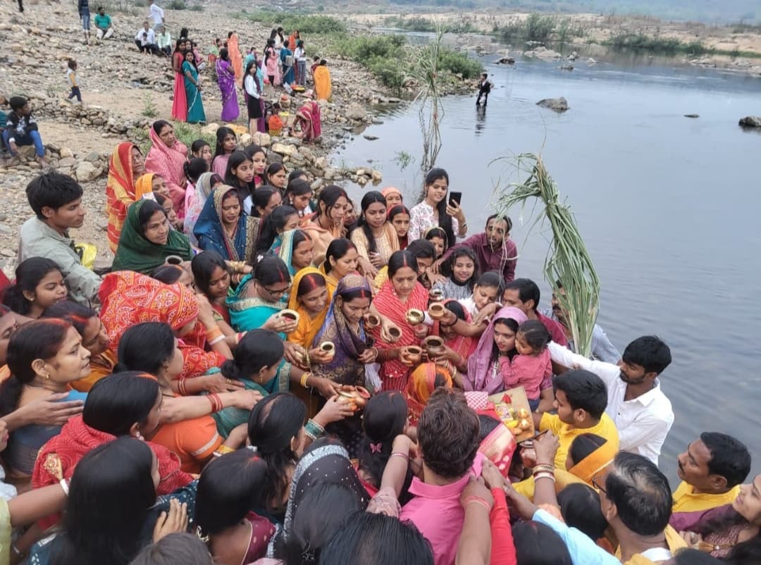 Bokaro News : उगते सूर्य को अर्घ्य के साथ चैती छठ संपन्न