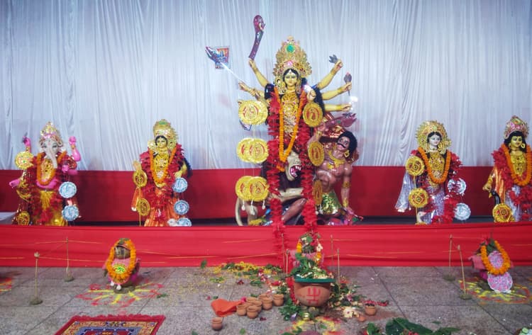 Bokaro News : पंडालों के पट खुले, मां दुर्गा के दर्शन के लिए उमड़े श्रद्धालु