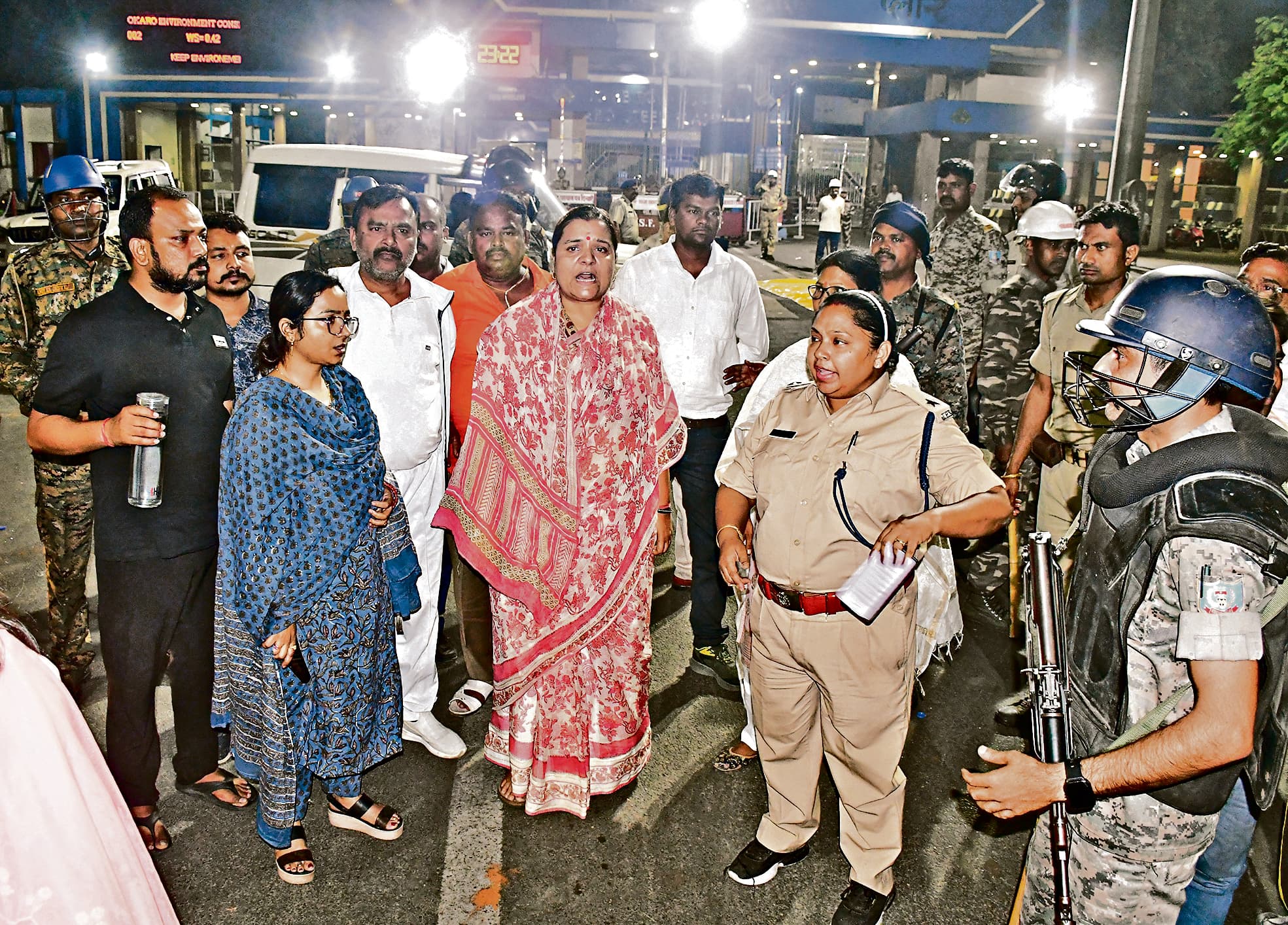 Bokaro News : समर्थकाें के साथ बोकारो विधायक श्वेता सिंह हिरासत में