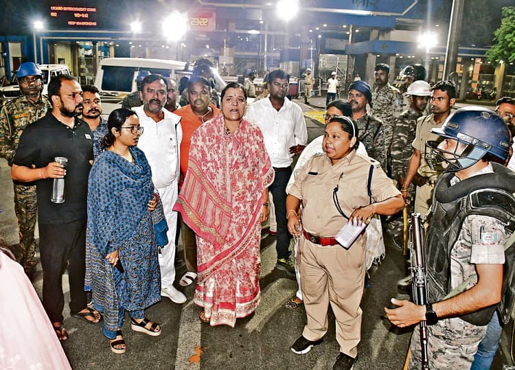 Bokaro News : समर्थकाें के साथ बोकारो विधायक श्वेता सिंह हिरासत में